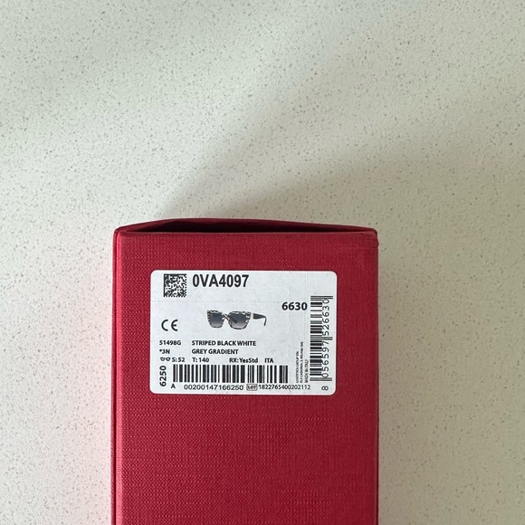 Valentino Garavani never worn sunglasses - Picture 6 of 9